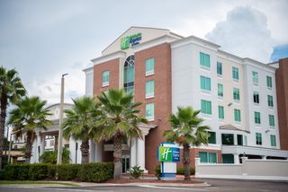 Holiday Inn Express Hotel & Suites