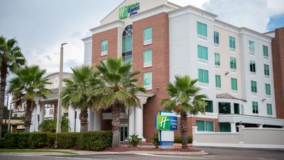 Holiday Inn Express Hotel & Suites