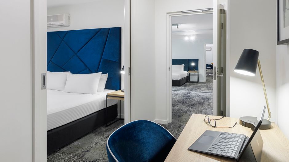 Brady Apartment Hotel Flinders Street Room
