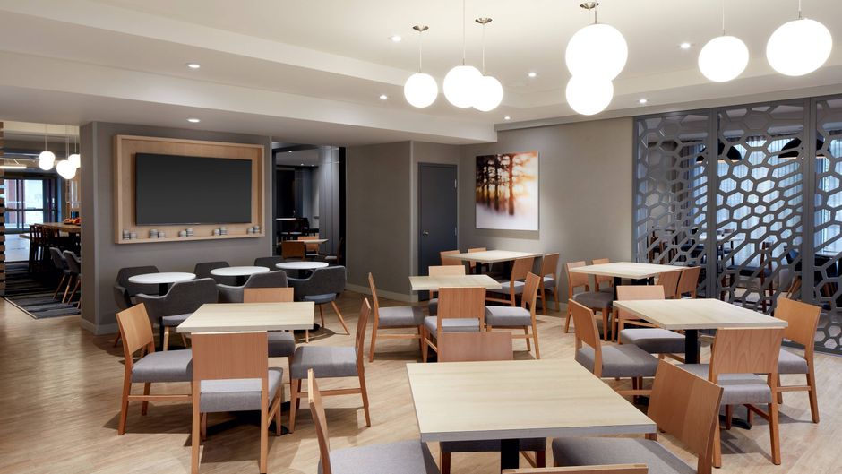 Fairfield Inn & Suites Montreal Airport Restaurant