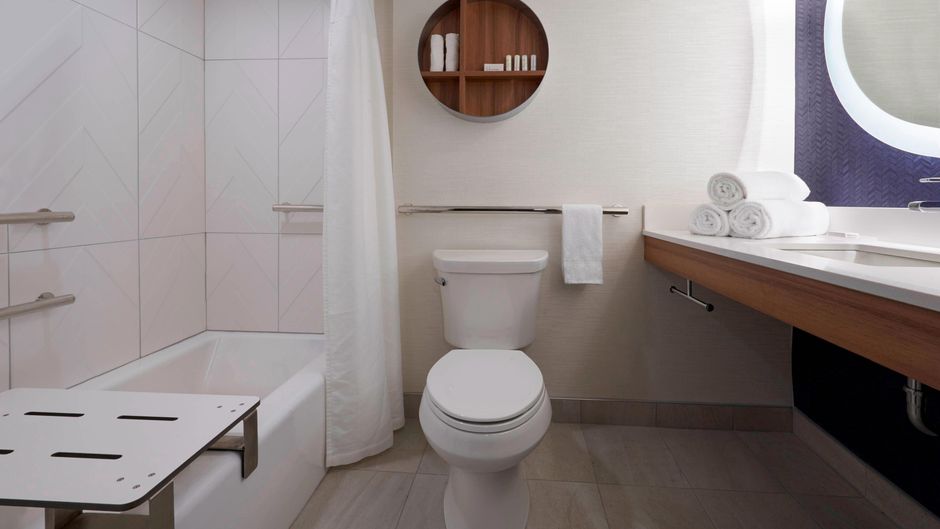 Fairfield Inn & Suites Montreal Downtown Room