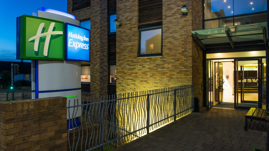 Holiday Inn Express Hemel Hempstead Exterior