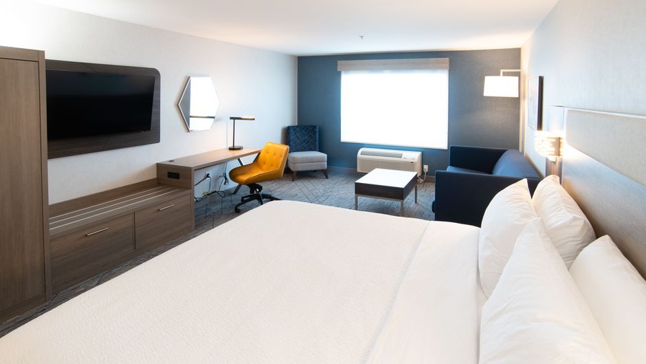 Holiday Inn Express Suites Moose Jaw Suite