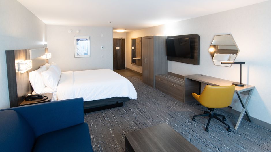 Holiday Inn Express Suites Moose Jaw Suite