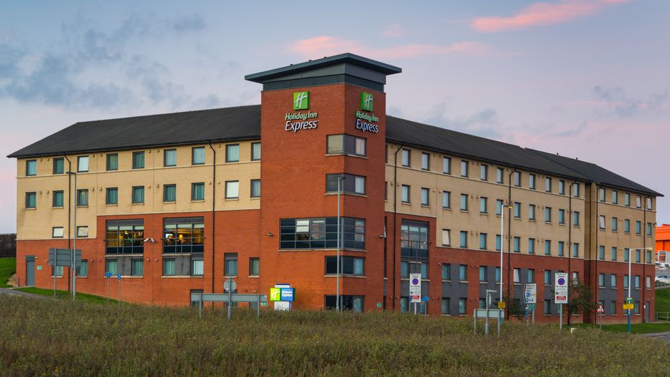 Holiday Inn Express London-Luton Airport Exterior