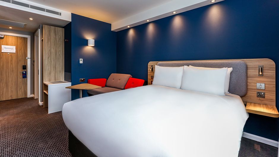 Holiday Inn Exp South A7 AS42 Room