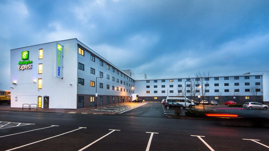 Holiday Inn Express Manchester Airport Exterior