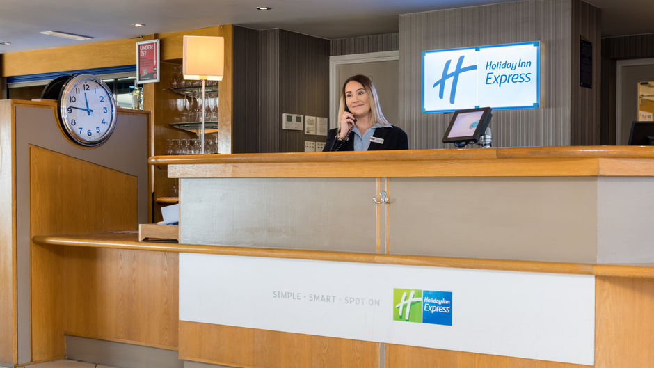 Holiday Inn Express London-Luton Airport Lobby