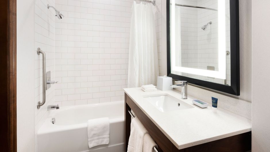 Four Points by Sheraton Calgary Airport Room