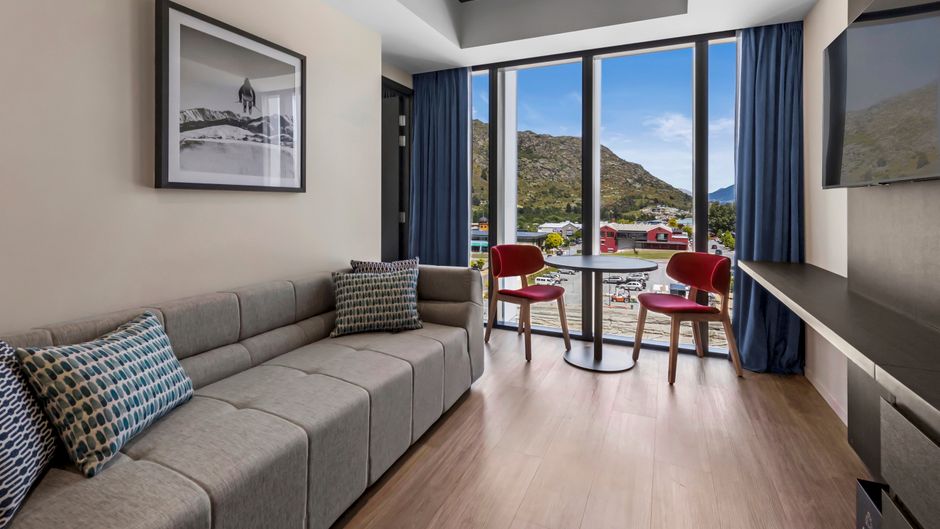 Holiday Inn Remarkables Park Suite