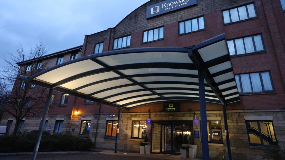 Knowsley Inn & Lounge Exterior
