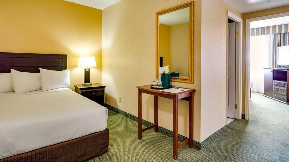 Sawridge Inn Edmonton South Suite