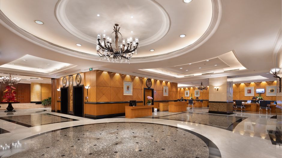 Crowne Plaza Hotel & Suites Landmark Lobby