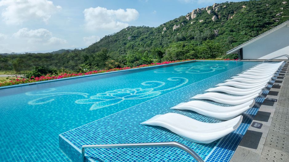 Sheraton Maoming Hot Spring Resort Pool