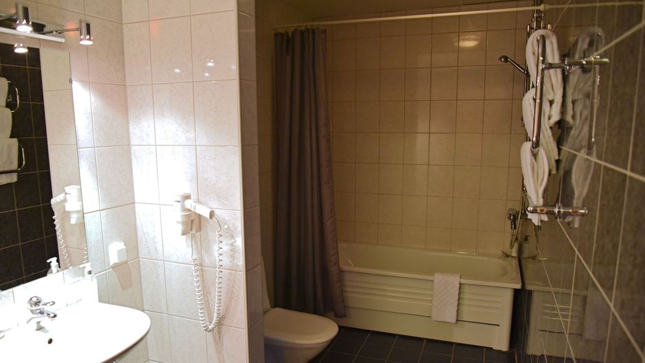 Arjang Hotel Room