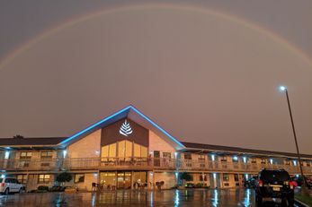 PINEMARK Inn & Suites