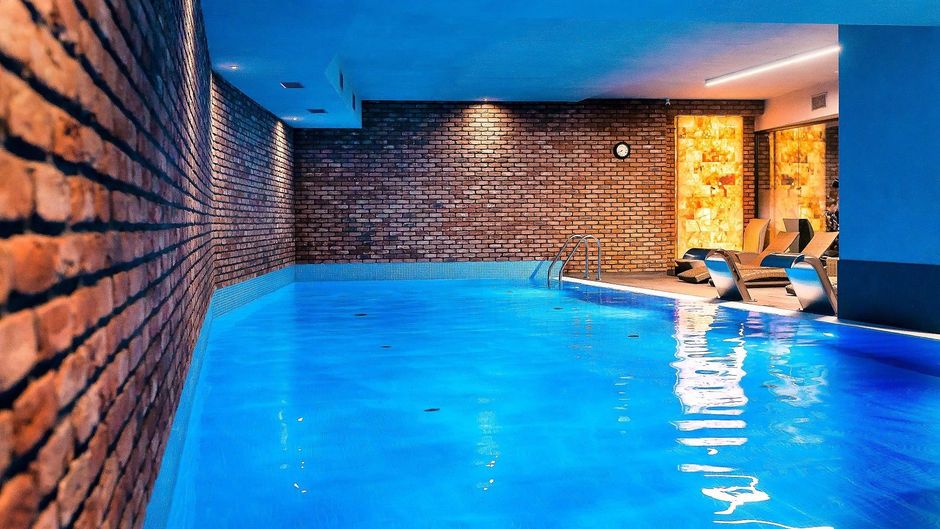 Almond Hotel Business & Spa Pool