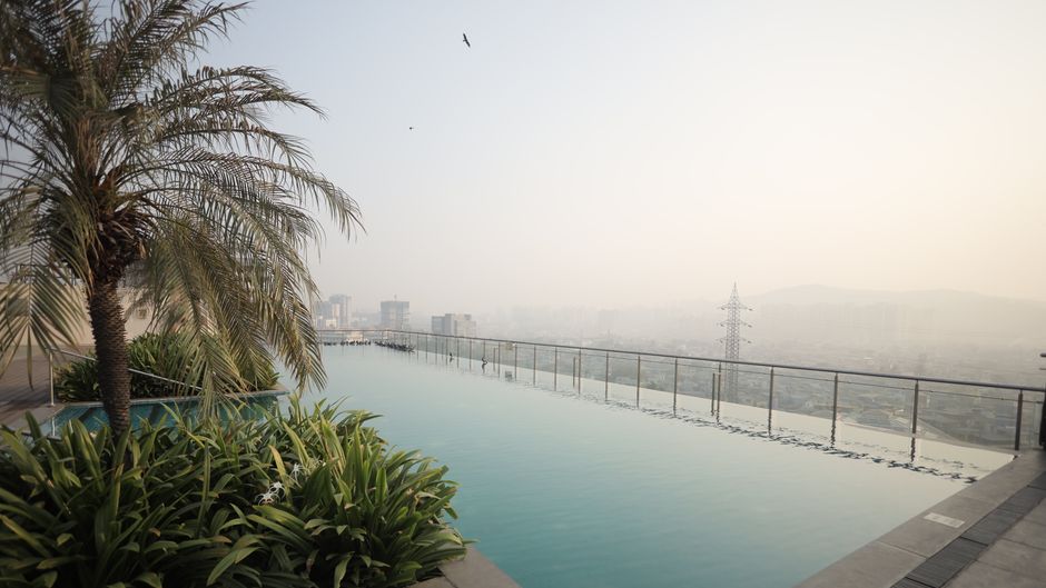 Holiday Inn Mumbai International Airport Pool