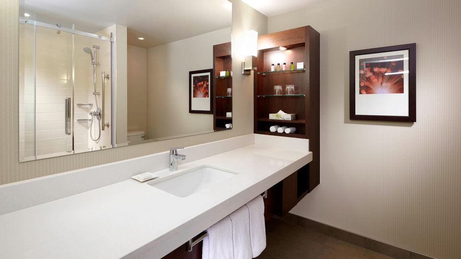 Delta Hotels by Marriott Montreal Room
