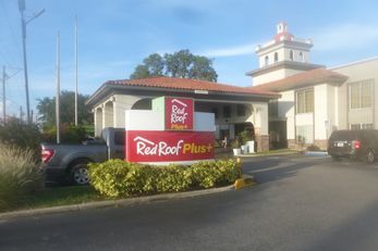 Red Roof PLUS+ & Suites Tampa