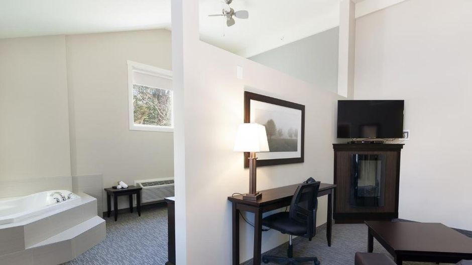 The Kanata by BCMInns Blairmore Suite