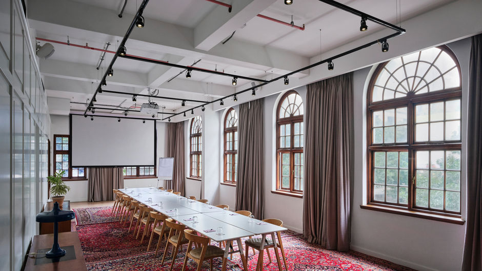 Gorgeous George Hotel Meeting