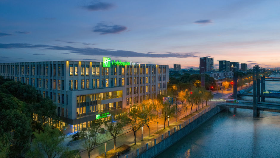 Holiday Inn Express Shanghai Pujiang Exterior