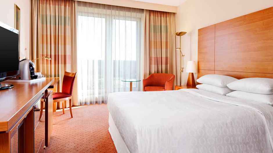 Sheraton Duesseldorf Airport Hotel Room
