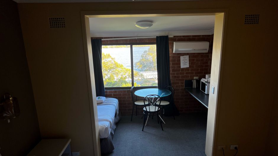 Riverview Motor Inn Room