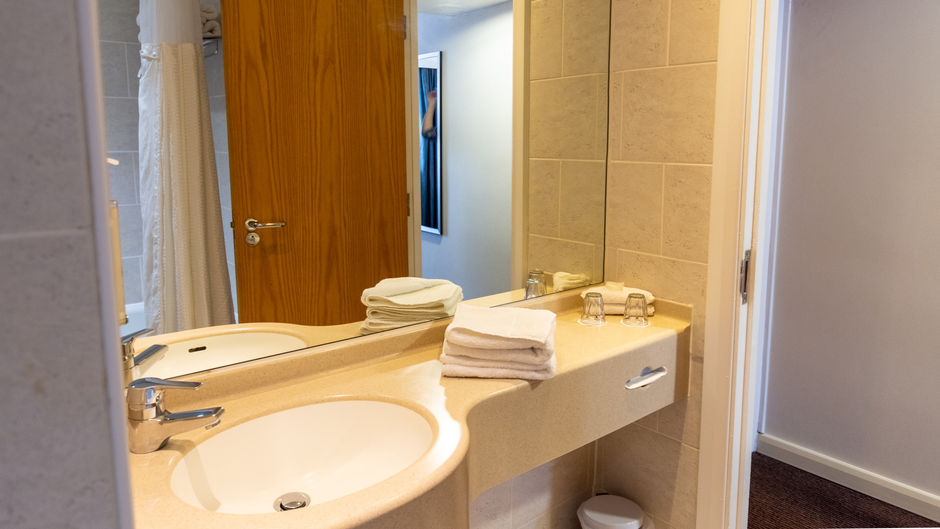 Holiday Inn Liverpool City Centre Hotel Room
