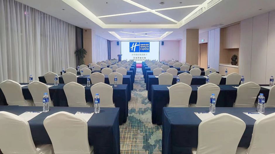 Holiday Inn Express Tuanjie South Road Meeting