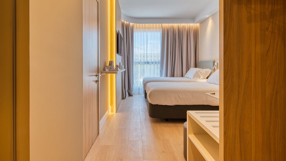 Holiday Inn Express Airport Room