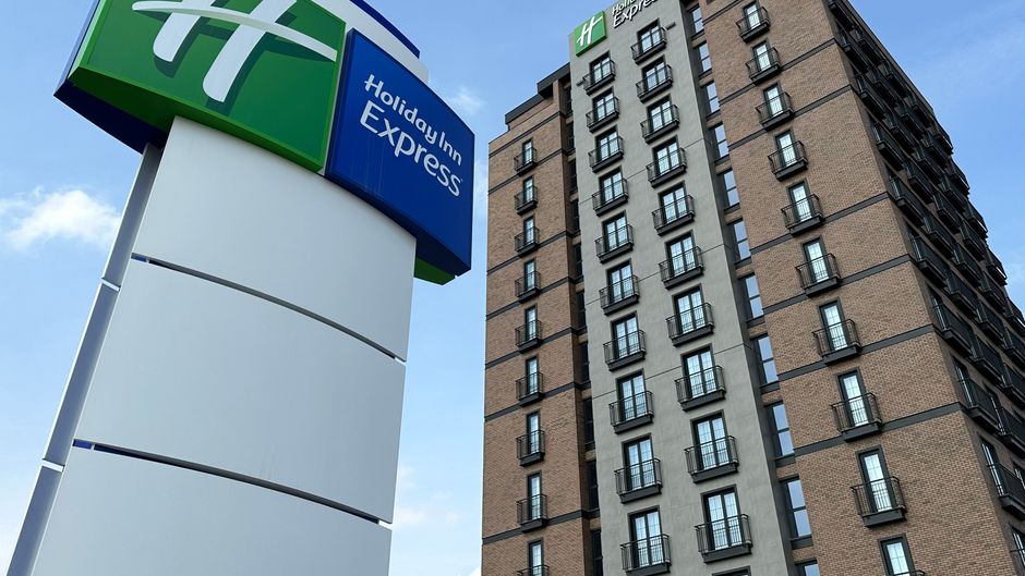 Holiday Inn Express Airport Exterior