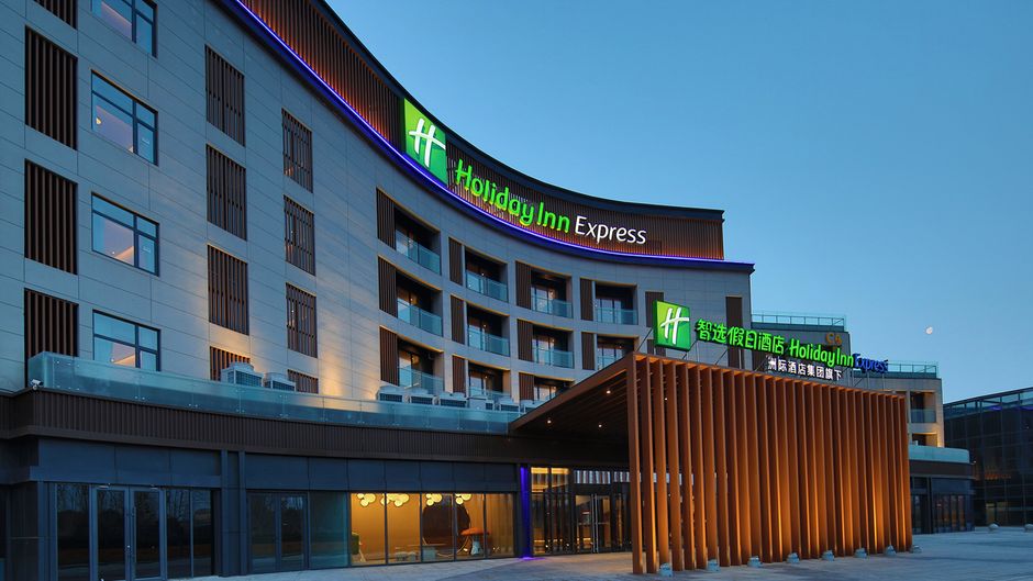 Holiday Inn Exp Golden Pebble Beach Exterior