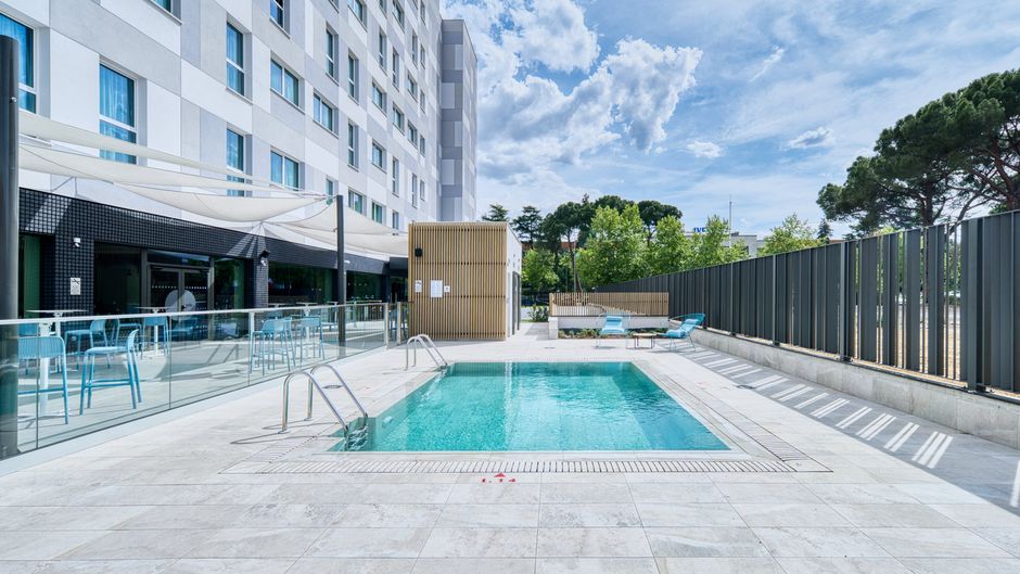 Holiday Inn Express Airport Pool