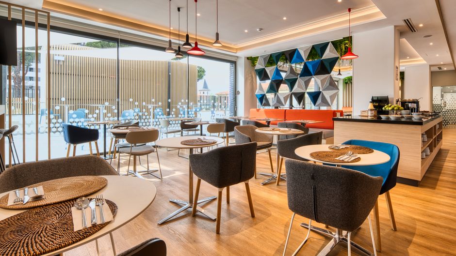 Holiday Inn Express Airport Restaurant