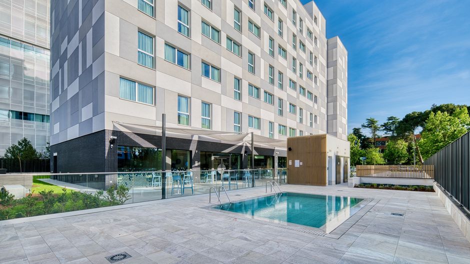 Holiday Inn Express Airport Exterior