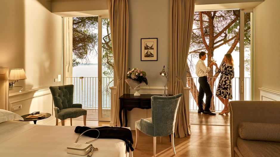 Hotels Riviera & Maximilian's Room