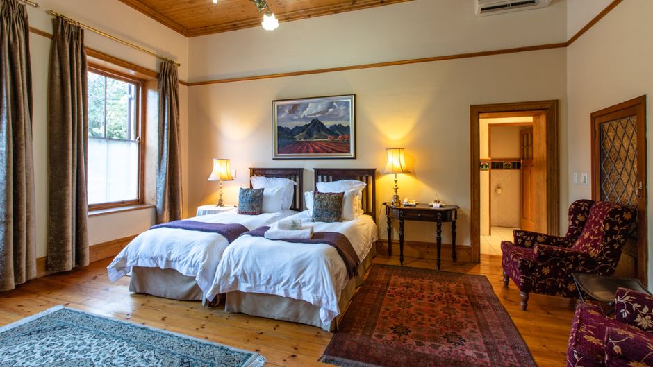 Evergreen Manor and Spa Room