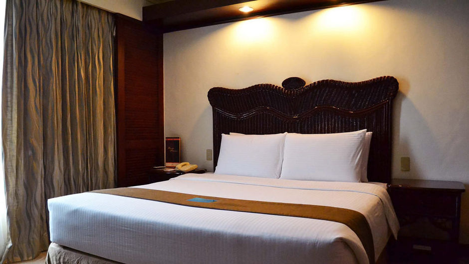 Waterfront Airport Hotel & Casino Suite