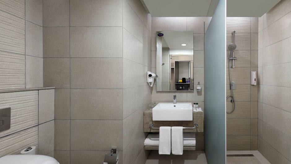 Holiday Inn Express Kolkata Airport Room