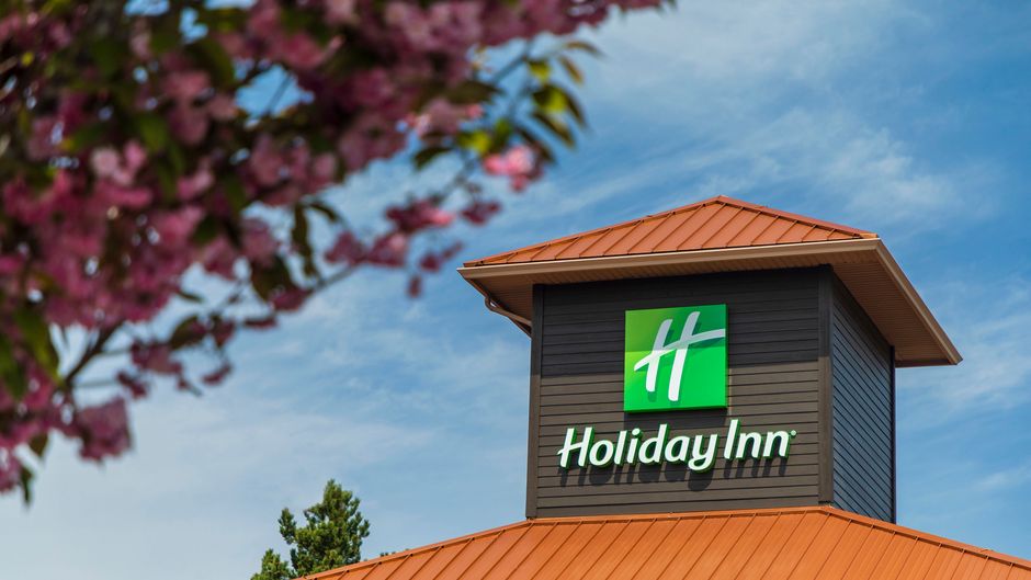 Holiday Inn Victoria-Elk Lake Exterior