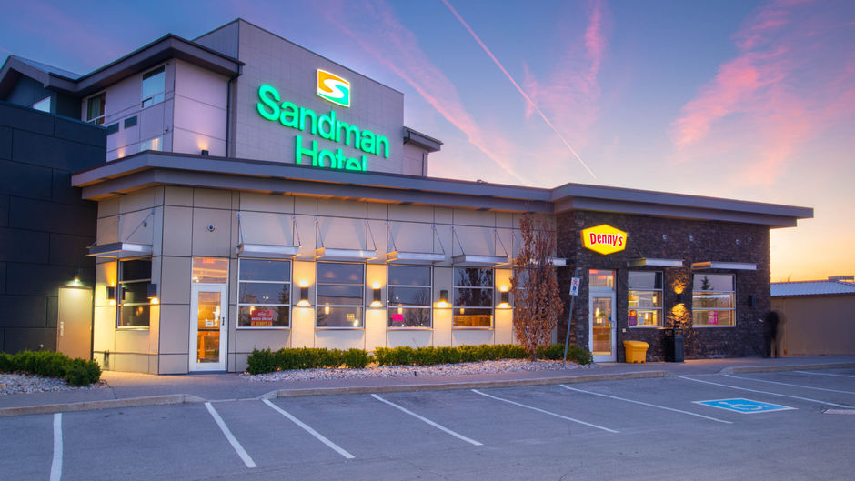 Sandman Hotel Oakville Exterior