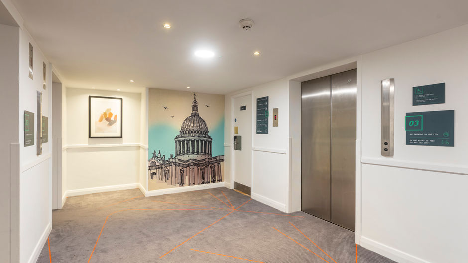 Holiday Inn London Regent's Park Lobby
