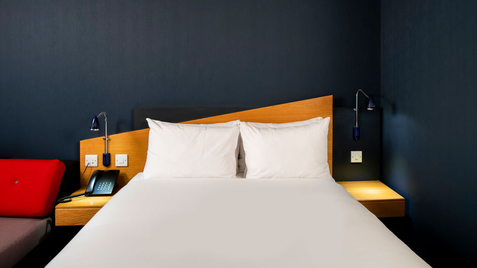 Holiday Inn Express Swansea-East Room