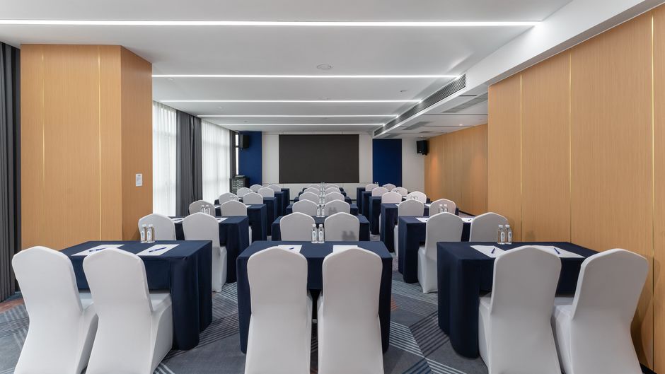 Holiday Inn Express Conv & Exhibition Meeting