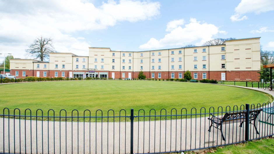 Premier Inn Stoke-Trentham Garden Exterior