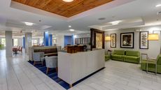 Holiday Inn Express Hotel & Suites