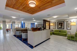 Holiday Inn Express Hotel & Suites