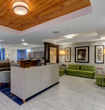 Holiday Inn Express Hotel & Suites